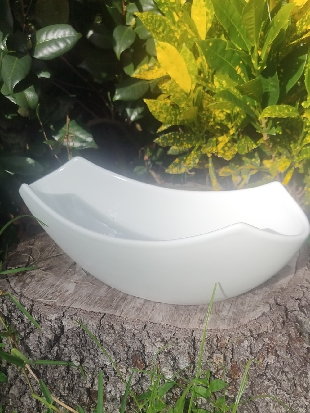 Faria & Bento White Ceramic Serving Bowl - Sleek Curved Design